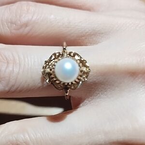 Elegant 14kt Gold and akoya Pearl Ring